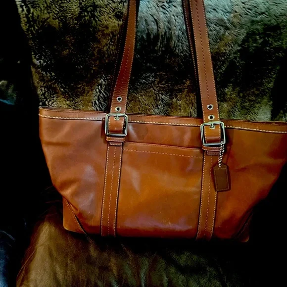 Beautiful All-leather Coach tote - Picture 2 of 4